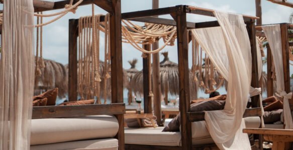 Beach club en Playa d’en Bossa: vive el verano en Ibiza